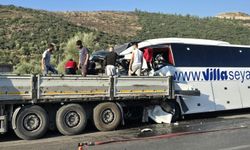 Muğla'da tur otobüsü, TIR'a çarptı