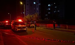 Otomatik Tüfekle Etrafa Ateş Açtı: Evlerinin Önünde Vuruldular!