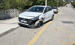 Otomobil caminin duvarına çarptı