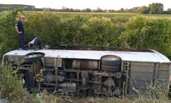 Samsun'da özel halk otobüsü şarampole devrildİ