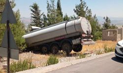 Şarampole devrilen tankerin şoförü yaralandı