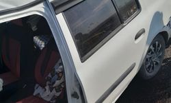 Van'da iki otomobil kafa kafaya çarpıştı