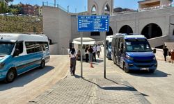 Ankaralı yeni dolmuş duraklarına ulaşmak için yürüyor