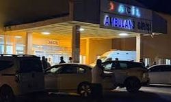 Yüksekova’da otomobil park halindeki araçlara çarpıp devrildi: 4 yaralı