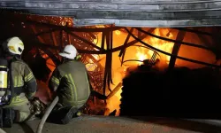 Buca’da sünger deposunda yangın: Bina büyük hasar gördü