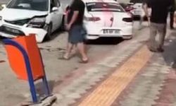 Yol vermek isterken duvara çarptı! Kaza kamerada