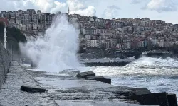 Zonguldak’ta 5 metrelik dalgalar panik yarattı: 7 kişi kurtarıldı