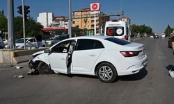 Kırıkkale'de kaza, otomobil bariyere çarptı