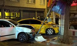 Araçlar kazada savrularak iş yerine çarptı