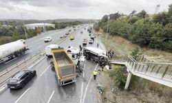 Arnavutköy'de yola devrilen kamyona hafriyat kamyonu çarptı