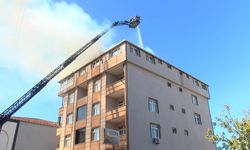 Ataşehir'de 5 katlı binanın çatısı yandı