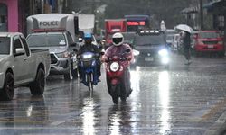 Bangkok'ta sel: Binlerce kişi tahliye edildi