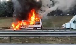 Bayrampaşa'da servis minibüsü yandı