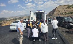 Bingöl'de hafif ticari araç ile otomobil çarpıştı