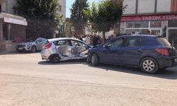 Bursa’da iki otomobil çarpıştı: 3 yaralı