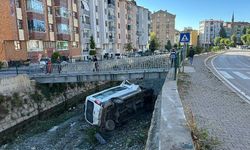 Diyaliz hastalarını taşıyan servis aracı çaya uçtu!