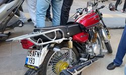 Ehliyetsiz sürücünün motosikleti taksiye çarptı