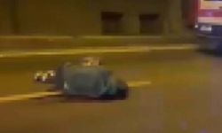 İzmir'de motosiklet, bariyerlere çarpıp devrildi