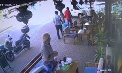 Kafede oturanlara hafif ticari araç çarptı