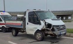Kamyonet, traktöre arkadan çarptı