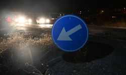 Kırıkkale'de motosiklet trafik levhasına çarptı