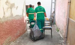 Kötü koku yayılan evden kamyon kamyon çöp çıktı!