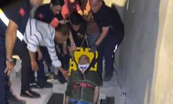 Merdiven boşluğuna düşen bekçi yaralandı