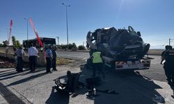 Minibüs, özel halk otobüsüne çarptı
