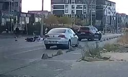 Motosikletle otomobilin çarpıştığı kaza kamerada