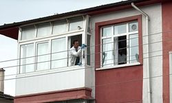 Pencereden düşerek, ağır yaralandı