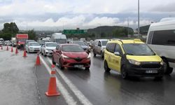 Pendik'te TIR devrildi, trafik kilitlendi!