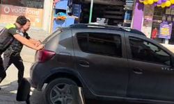 Polisler, arızalanan otomobili iterek sürücüye yardım etti