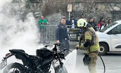 Şişli'de seyir halindeki motosiklet alev alev yandı