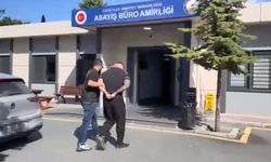 Taksi şoförü ücrette anlaşamadığı yolcuları araçtan indirip darbetti