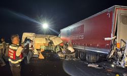 Tekirdağ'da minibüs, TIR'a arkadan çarptı
