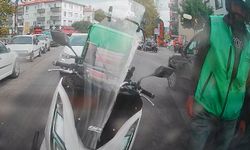 Trafikte arkadaşına el işareti yaparken kaza yaptı