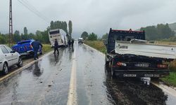 Yolcu otobüsü, kamyonete çarptı