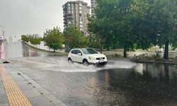 Ankara'da Akşam Sağanağı: Cadde ve Sokaklar Su İçinde Kaldı