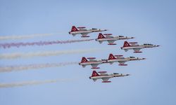 Sivrihisar’da gökyüzü şovuna büyük ilgi: Türk Yıldızları ve tarihi uçaklar nefes kesti
