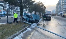 Niğde’de otomobil refüje çarptı: 2’si ağır 4 yaralı
