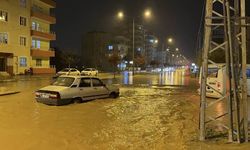 Adıyaman’da Sağanak Hayatı Felç Etti: Yollar Göle Döndü, Araçlar Hasar Gördü