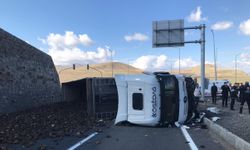Ağrı’da feci kaza! Pancar yüklü TIR ile otomobil çarpıştı: 4 ölü
