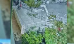 Aniden yağmur bastırdı, engelli arkadaşının yardımına koştu