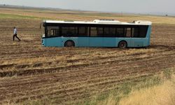 Diyarbakır’da Belediye Otobüsü Tarlaya Girdi! İçinde 20 Yolcu Vardı