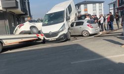 Düzce'de zincirleme kaza: Otomobil minibüsün altına girdi, 3 yaralı