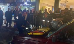 Dzüce'de motosiklet sürücüsü otomobilin ön camından içeri girdi