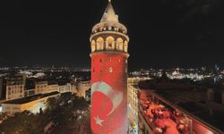 Galata Kulesi'ne İstanbul'un kurtuluşu için Türk bayrağı yansıtıldı