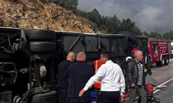 Isparta-Antalya yolunda otobüs devrildi: Ölü ve yaralılar var!