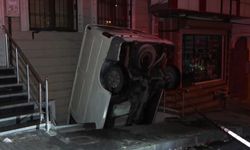İstanbul’da minibüs bina boşluğuna düştü: 1 yaralı