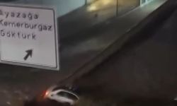 İstanbul'da selde sürüklenen otomobili bariyer durdurdu